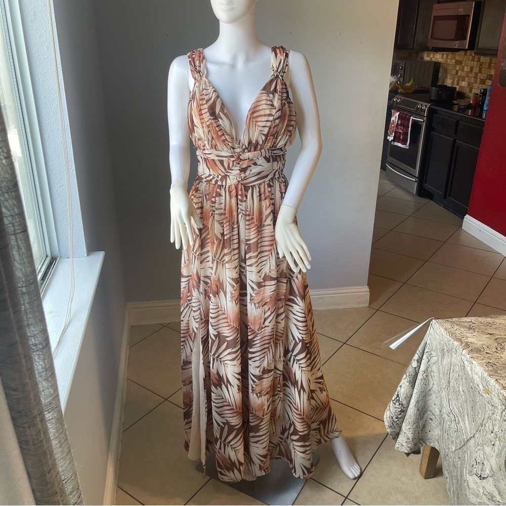New Women’s tropical leaf maxi dress 
Size Medium
New 
Brand is Forever 21